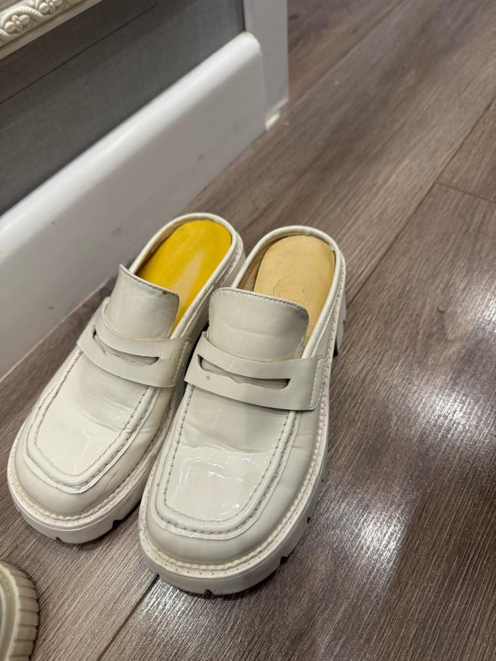 Кроссовки и тапочки