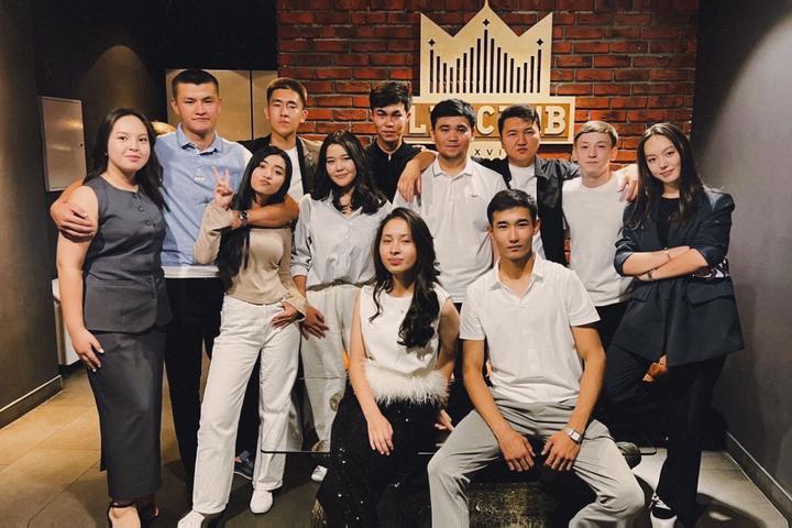 Стильная кофта с перьями