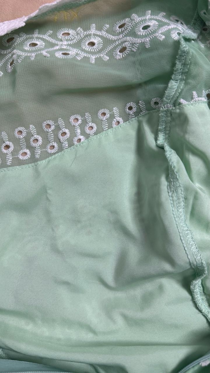 Платье красивое.