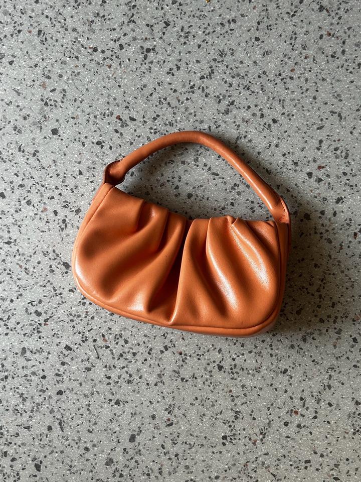 маленькая оранжевая сумочка