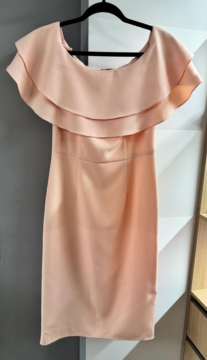 Персиковое нежное платье
