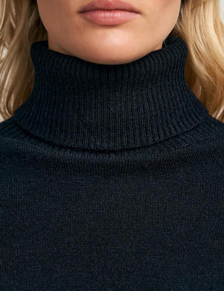 Удлиненный вязаный свитер