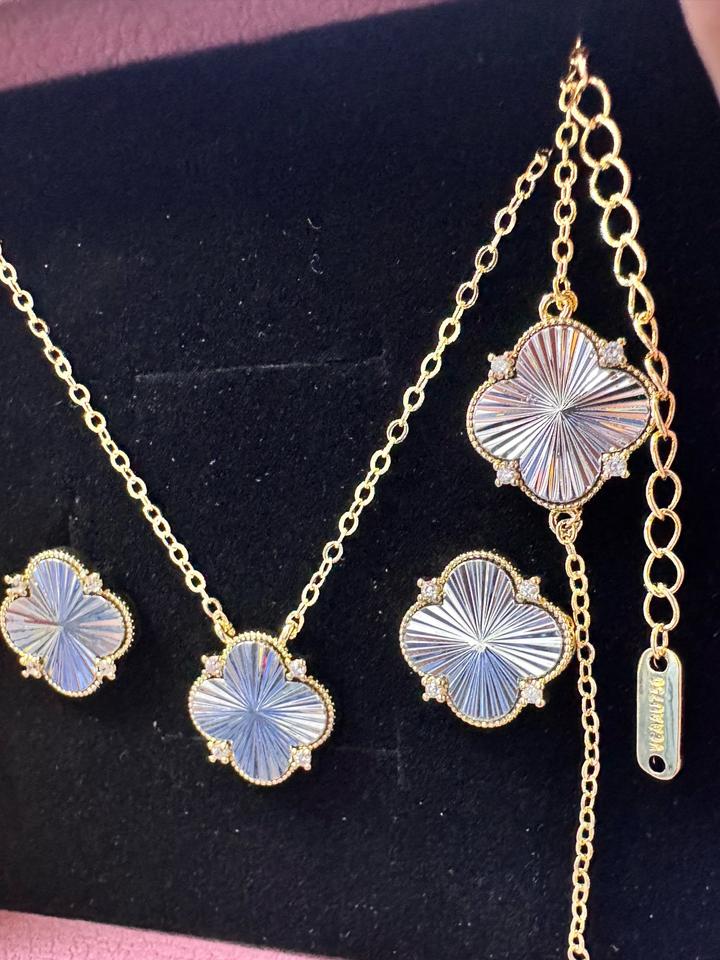 Комплект колье, серьги, браслет