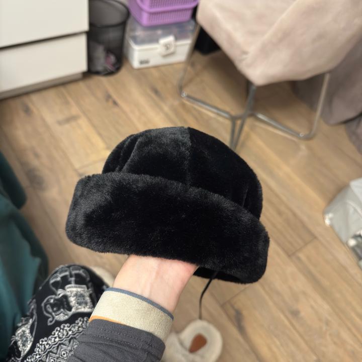 Пушистая бини шапка