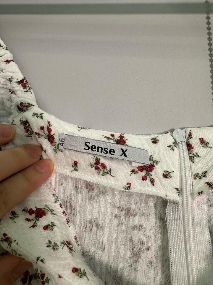 Белое платье в цветочек