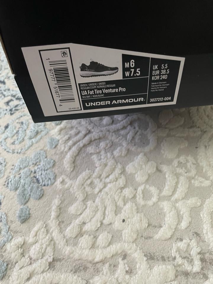 Кроссовки Under