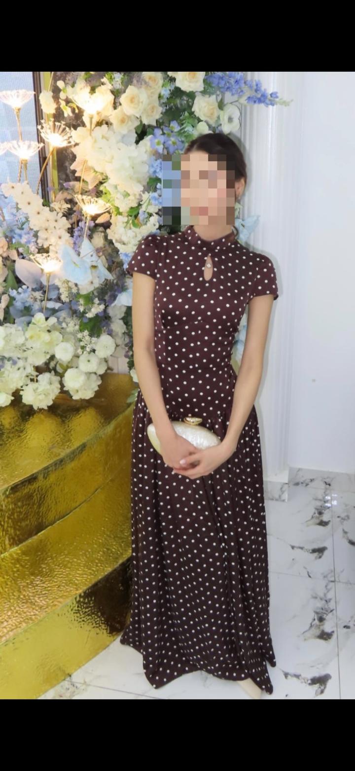 Коричневое платье в горошек