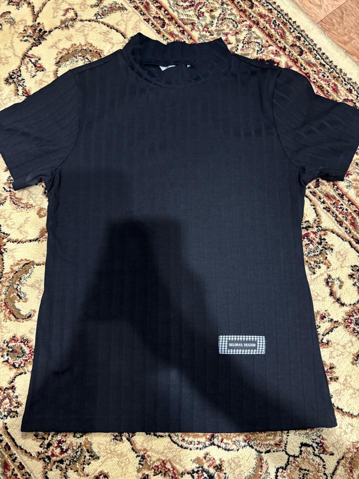 Черная футболка от Deloras