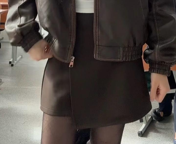 коричневая юбка с шортами под низом