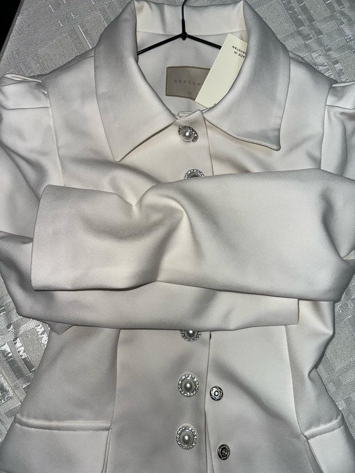 Продам белый пиджак Bergamo.