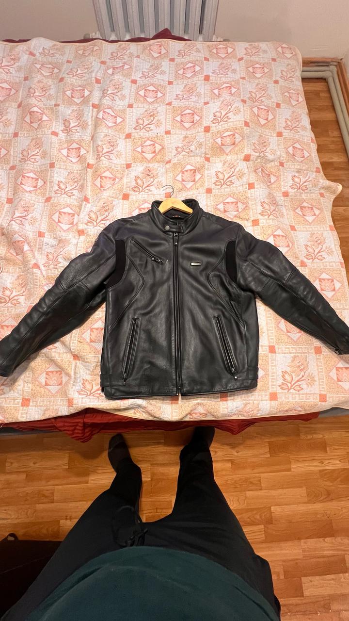 Кожанная мотоциклетная куртка 56 размера