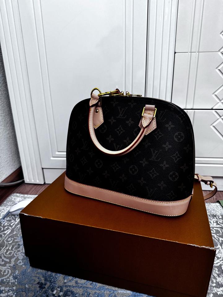 Стильная и элегантная сумка от Louis Vuitton.