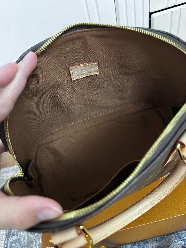 Стильная и элегантная сумка от Louis Vuitton.