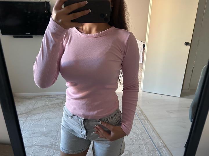 Розоый лонгслив sinsay