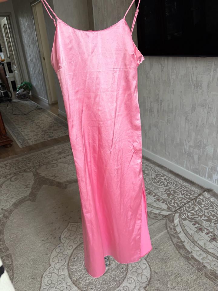 Платье атласное розовое