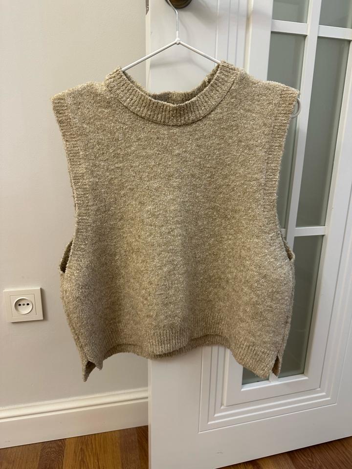 Вязаный жилет Stradivarius бежевый