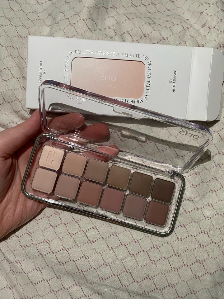 Палетка теней от Clio в оттенке Mute Library