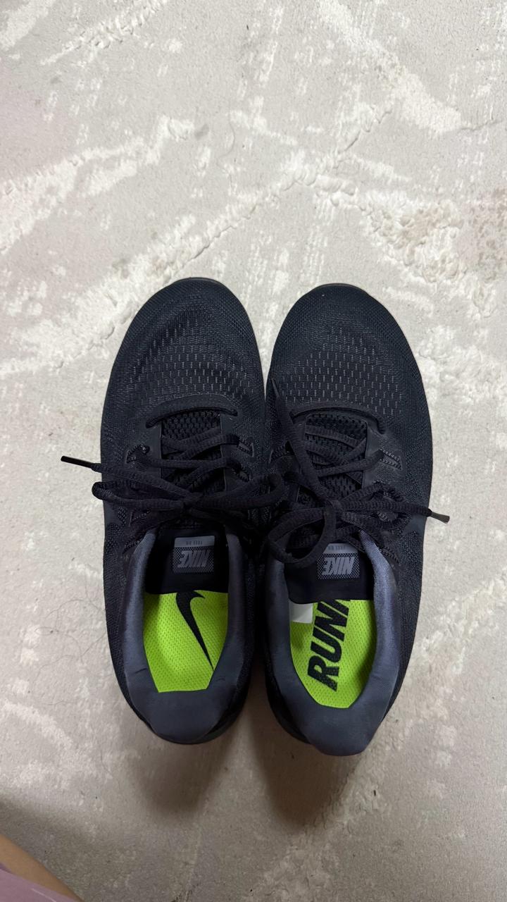 EUC Nike Women US 8 Free RN Black Training Running Shoes Sneakers