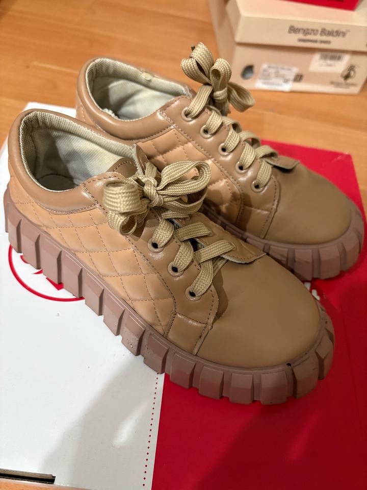 Бежевые классические кроссовки