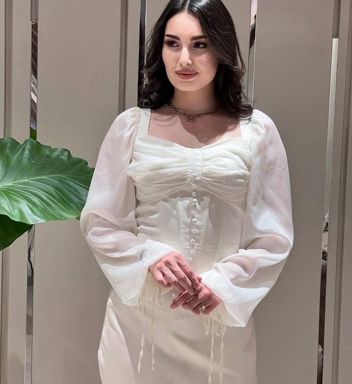 Эффектный корсетный топ и трендовая юбка