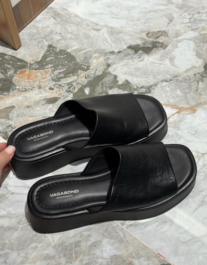 Черные тапочки