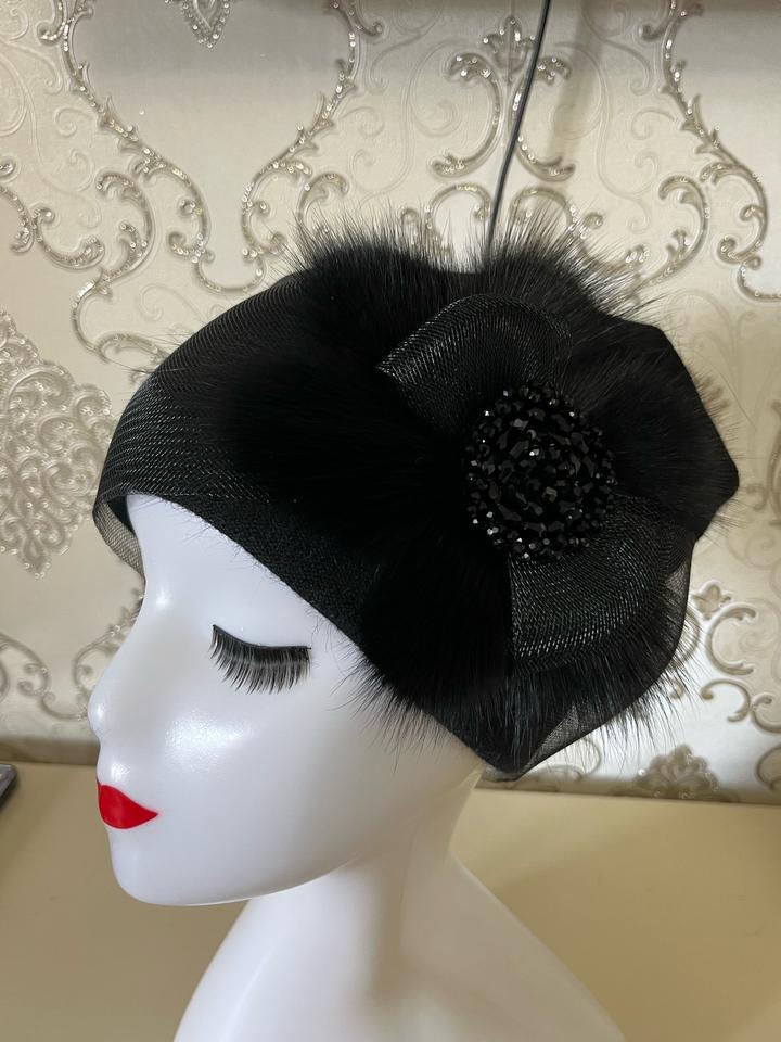 Новая шапка, декор из натурального меха песца