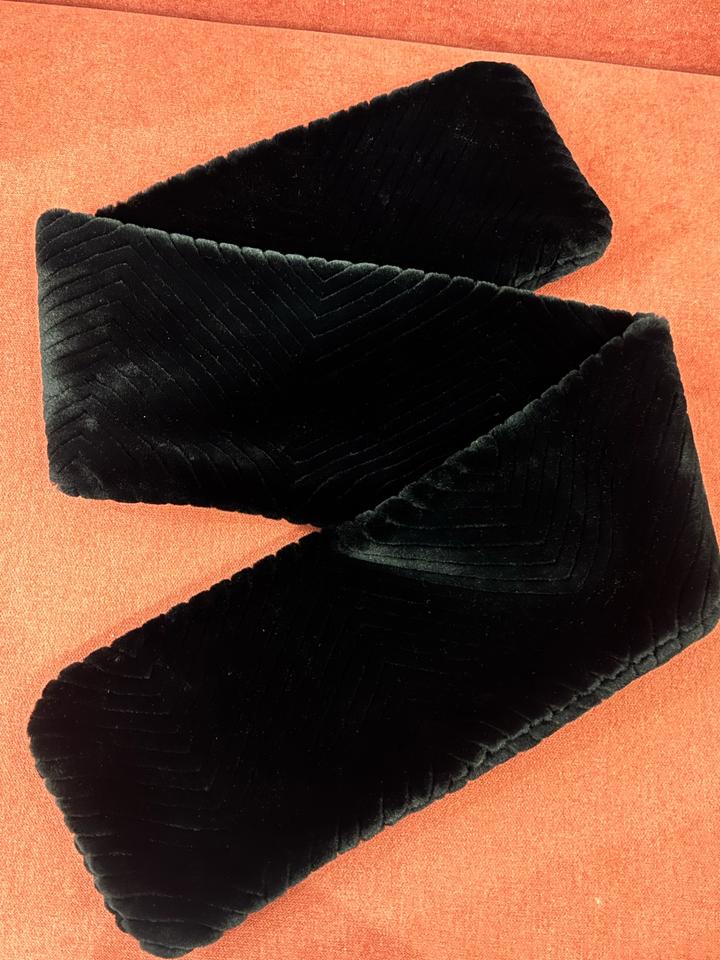 Черный шарф