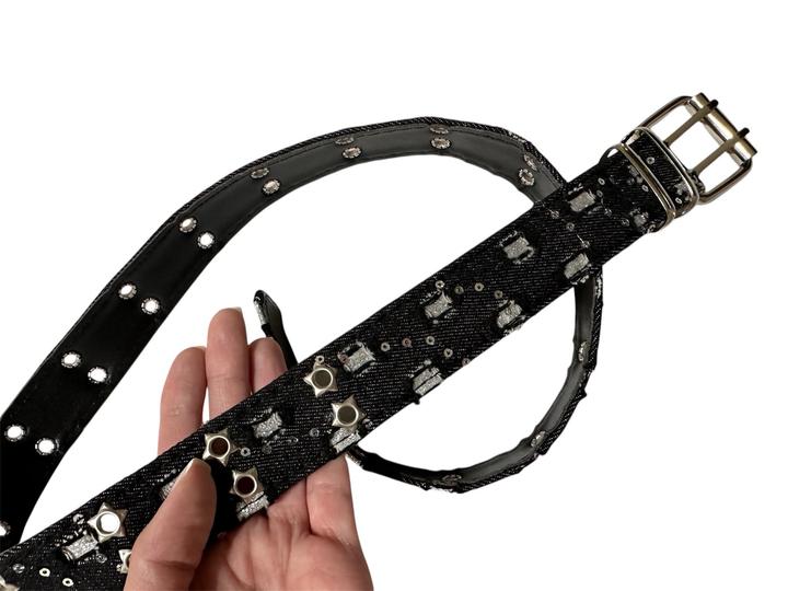 Стильный чёрный ремень с блестящими стразами и звездочками