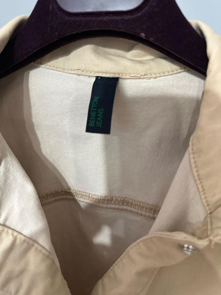 Джинсовая куртка Benetton в бежевом оттенке