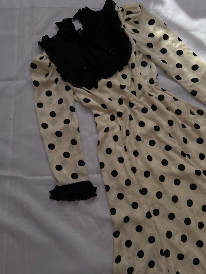 Бежевое платье