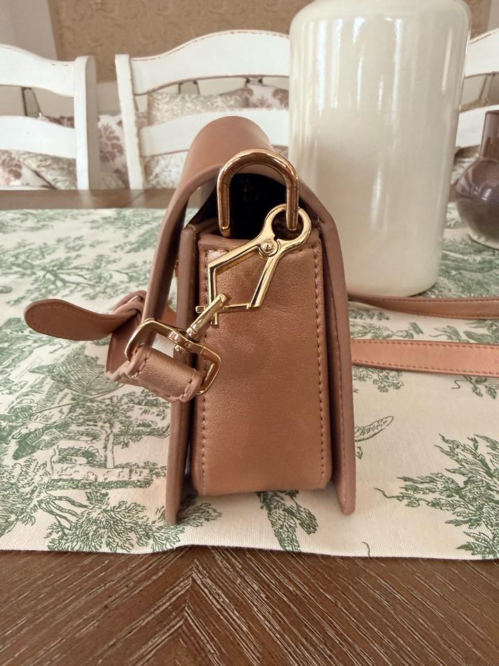Сумка-клатч Charles & Keith