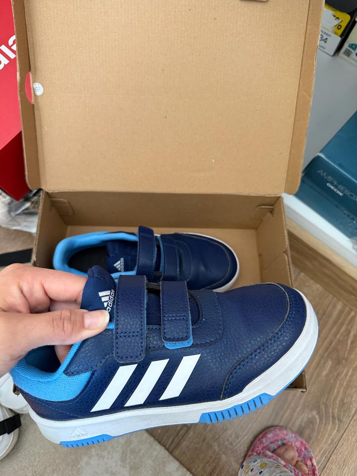 Продаются детские кроссовки Adidas для мальчика, размер 35.В хорошем состоянии,