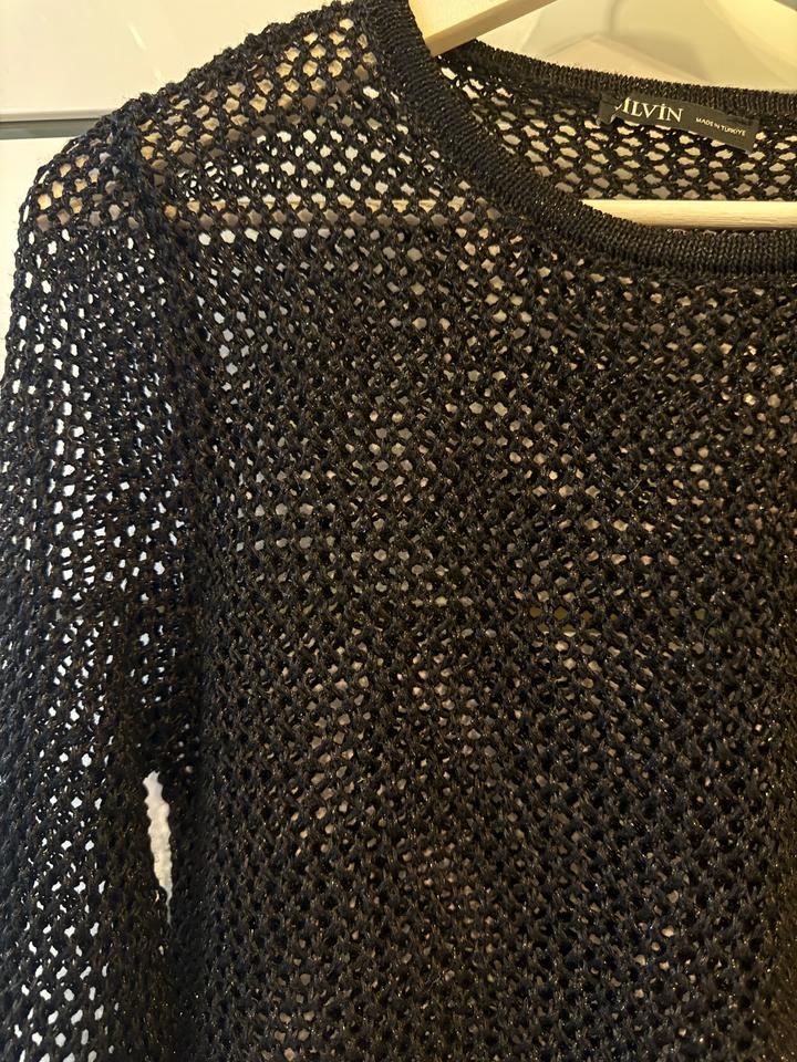 Черный топ из крупной сетки