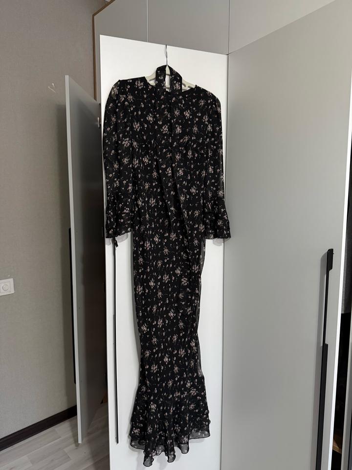 Платье черное с принтом