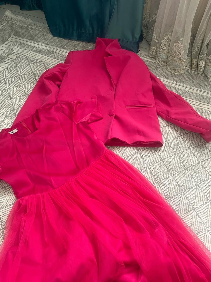 розовый костюм