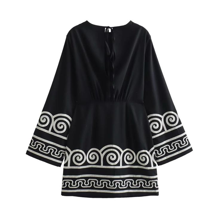 Черное платье с цветочным принтом