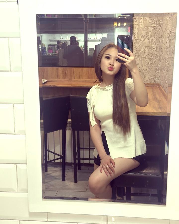 Кофта с вырезом и с бантиком