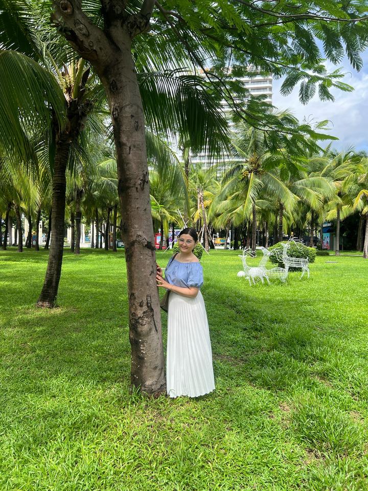 Белая плиссированная юбка