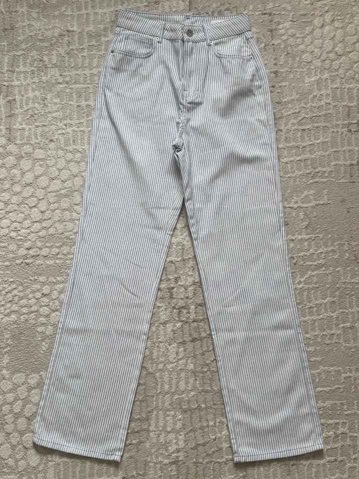 Белые брюки-джинсы от Zara