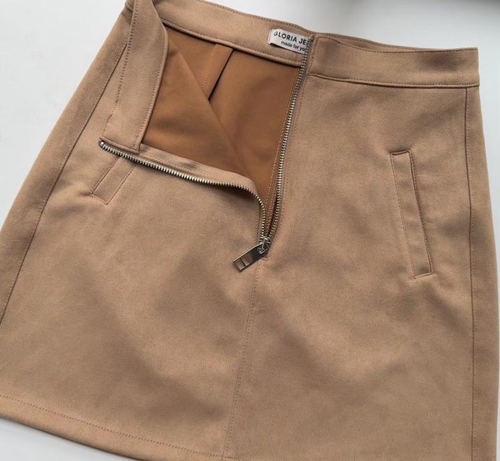 Бежевая короткая юбка с молнией спереди
