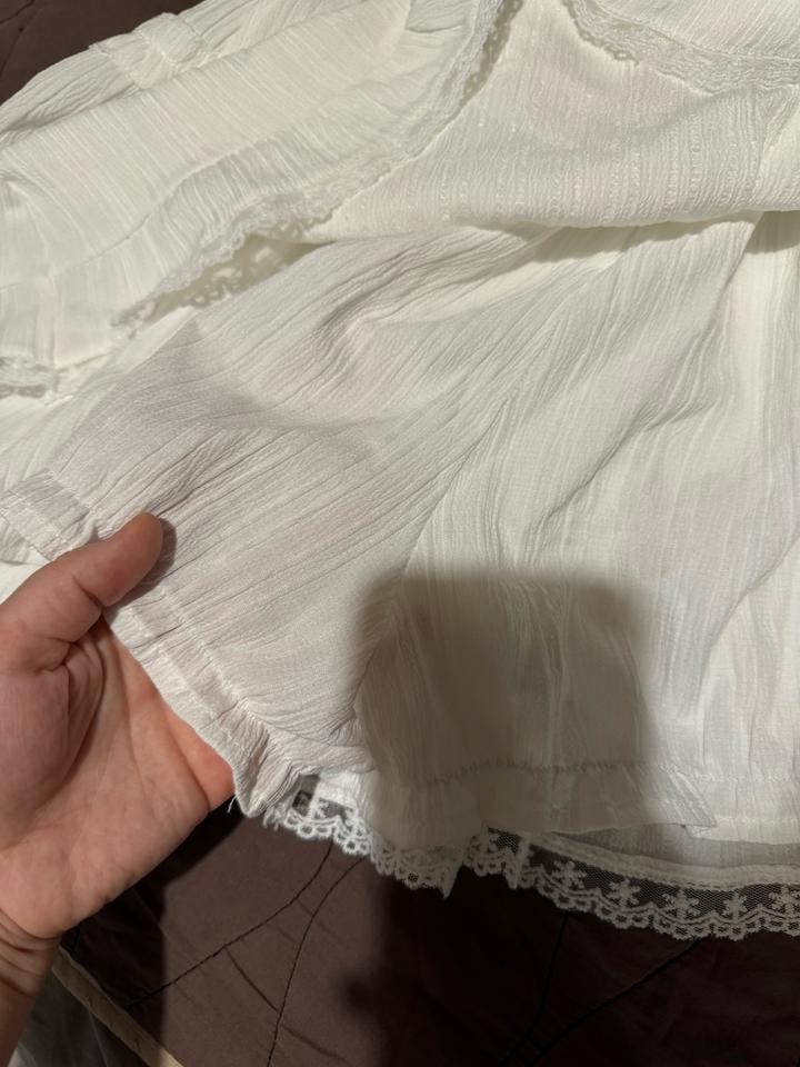 Белая короткая юбка.