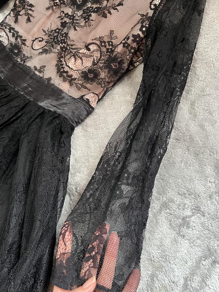 платье кружевное.