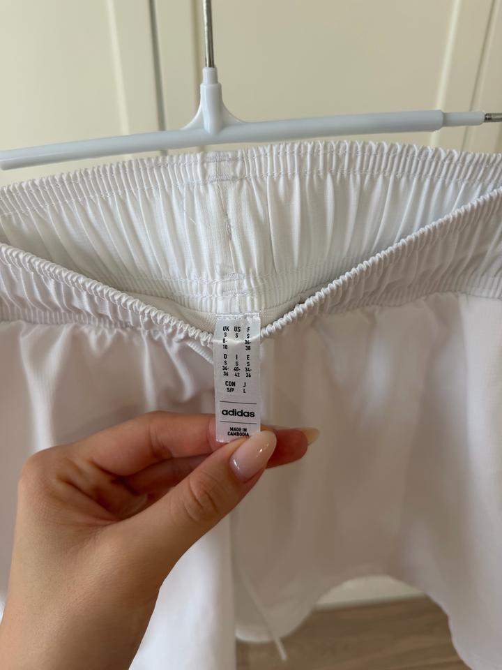 Спортивные шорты белый / Стоили 34 900 ₸