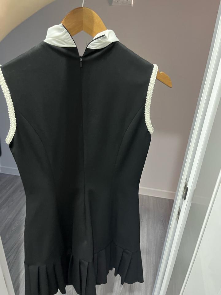 Черное платье с завязкой