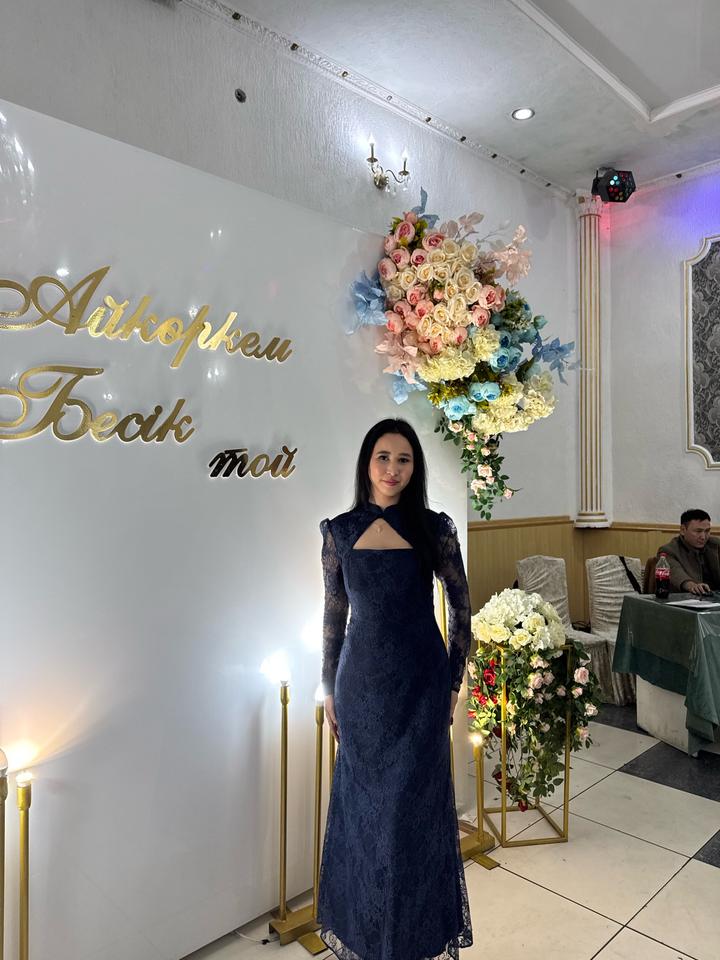 Темно синий вечерний платье