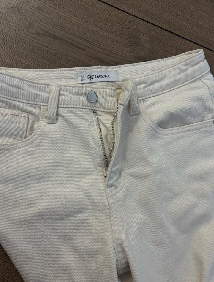 бежевые джинсы