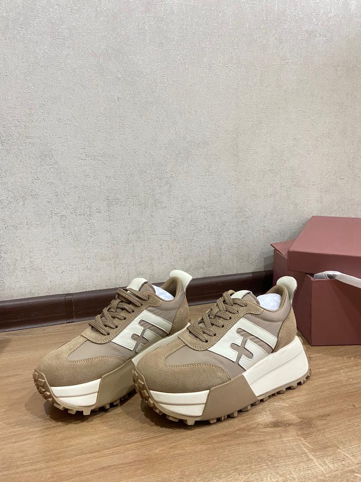 Красивые кроссовки в бежевом тоне