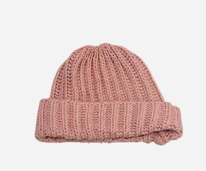 Розовая шапка Stradivarius