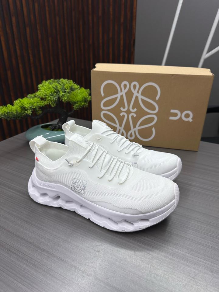 Белый кроссовки от ON & Loewe