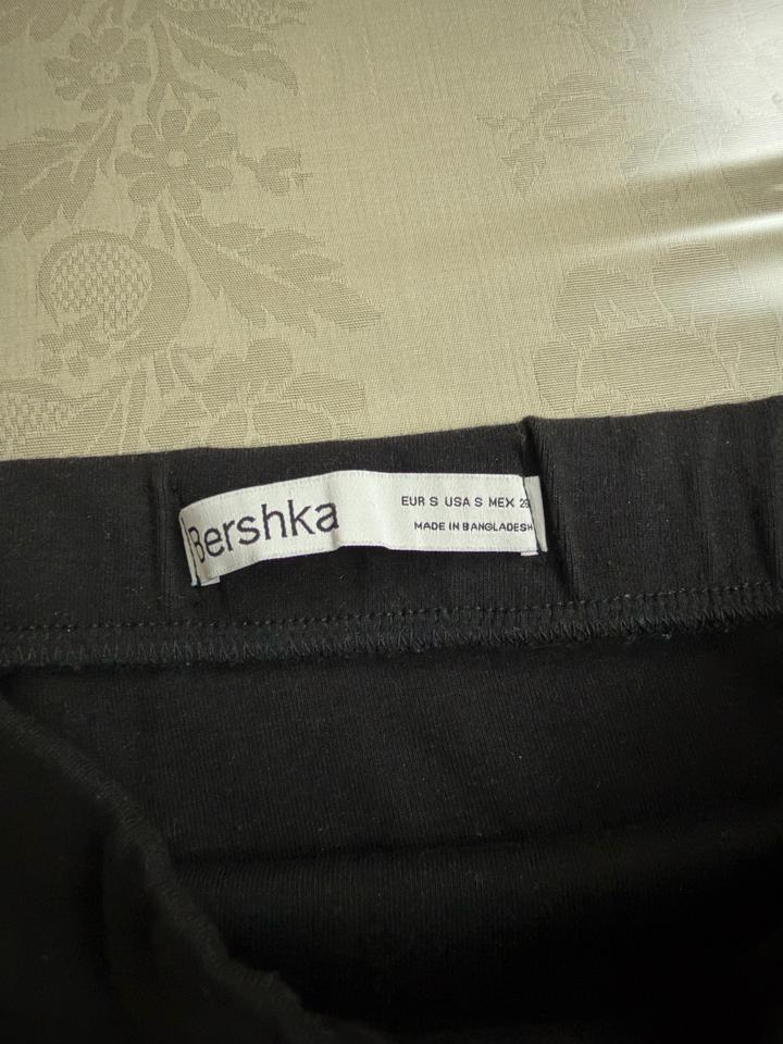 Чёрная юбка с боковым вырезом bershka